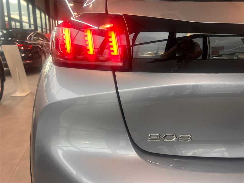 PEUGEOT 208 GT 130 EAT8