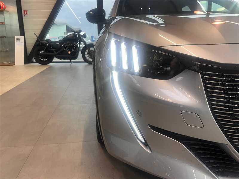PEUGEOT 208 GT 130 EAT8