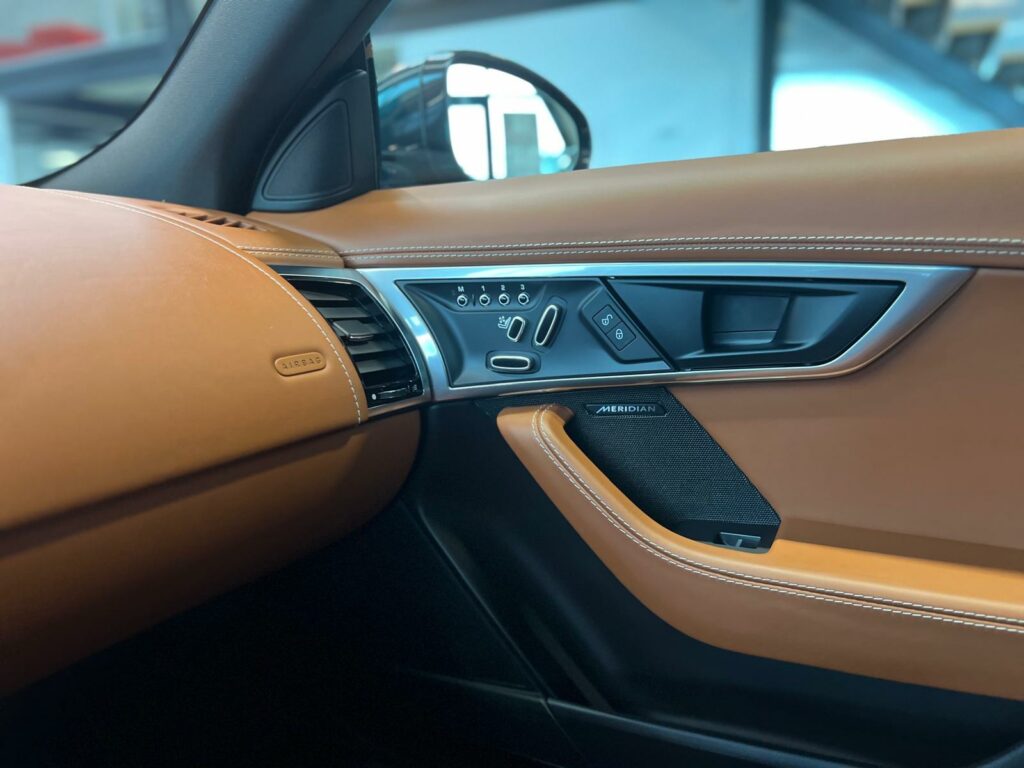 JAGUAR F-TYPE CABRIOLET 2.0T 300 R-DYNAMIC