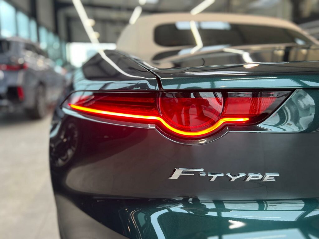 JAGUAR F-TYPE CABRIOLET 2.0T 300 R-DYNAMIC
